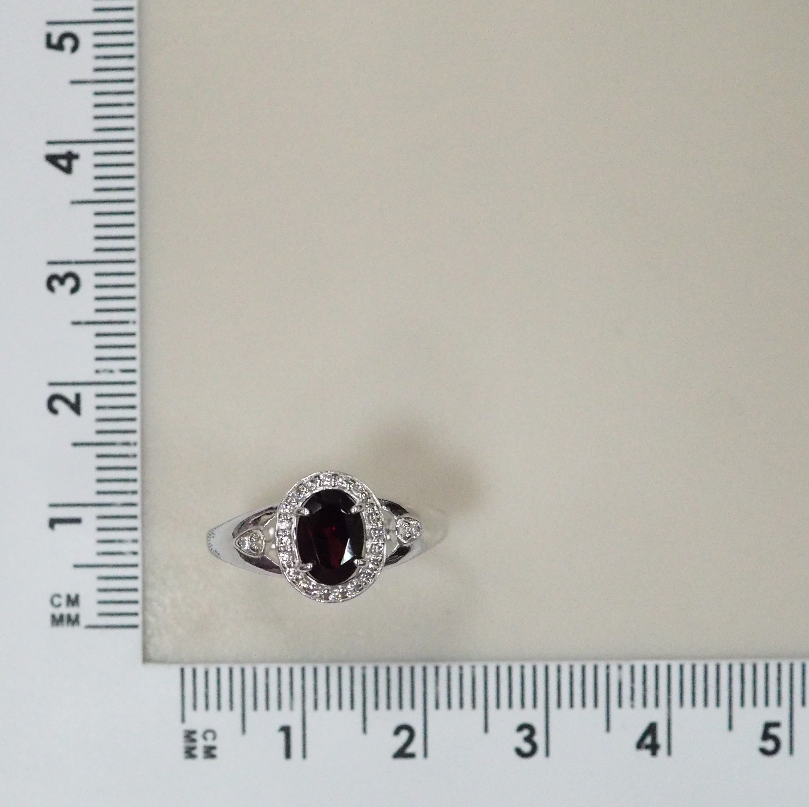 Серебряное кольцо с гранатом